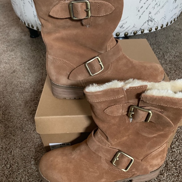 Shoes - Picture 2 of 5